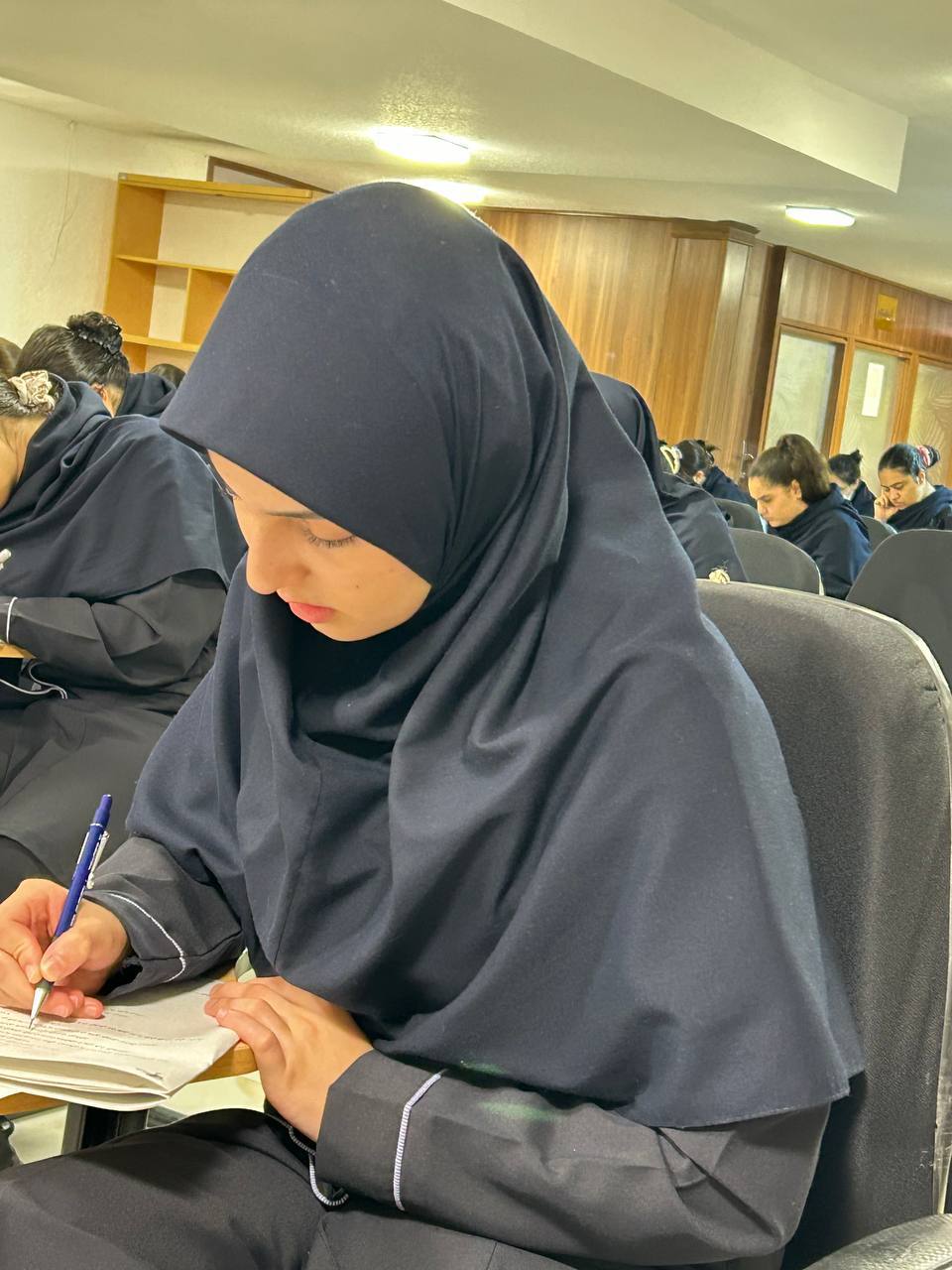 دبیرستان آیین شایستگان